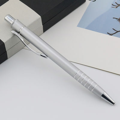 Giá tốt. Chiếc bút kim loại kim loại bằng bạc với logo tùy chỉnh 1.0mm bút viết mịn trực tuyến